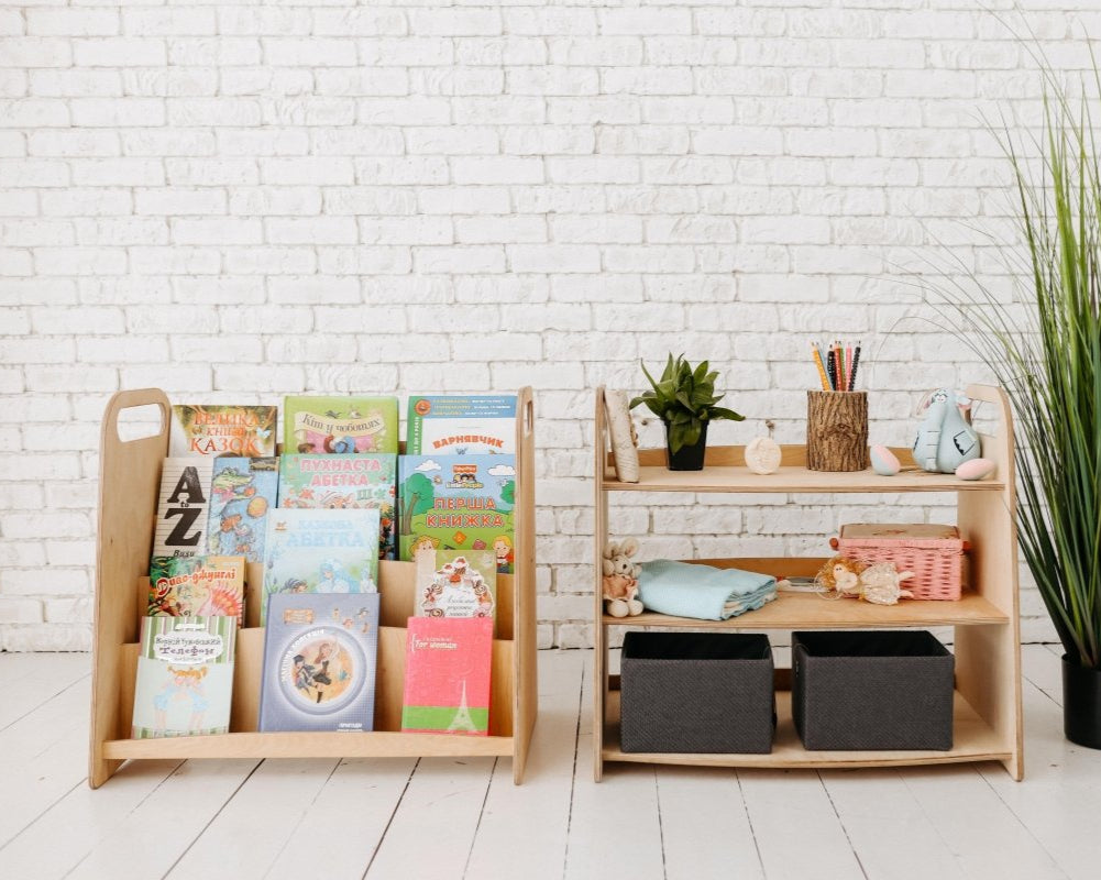 Ein Set aus zwei Montessori-Regalen von Goodevas: für Bücher und Spielzeug