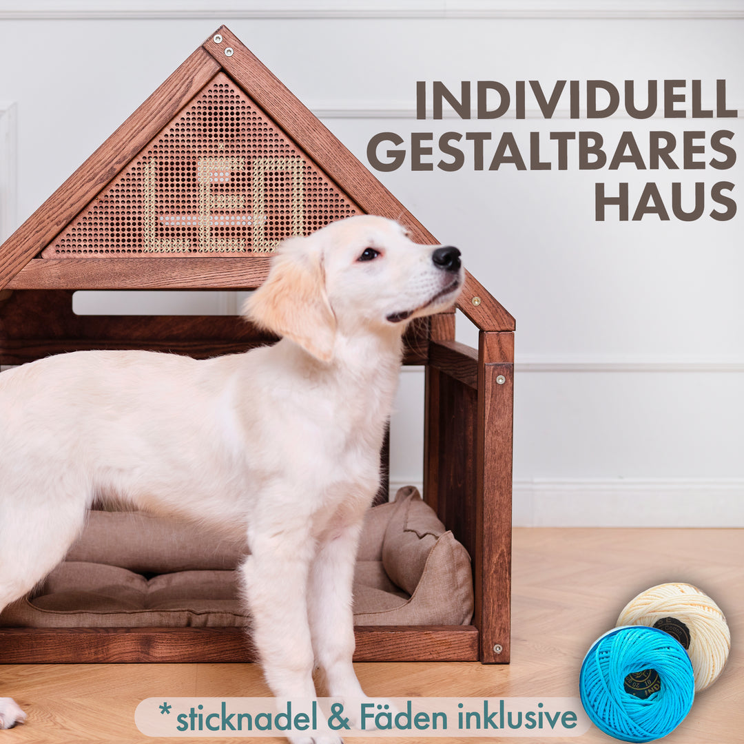 Hundehütte aus Holz mit Kissen