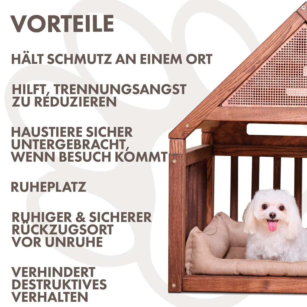 Hundehütte aus Holz mit Kissen