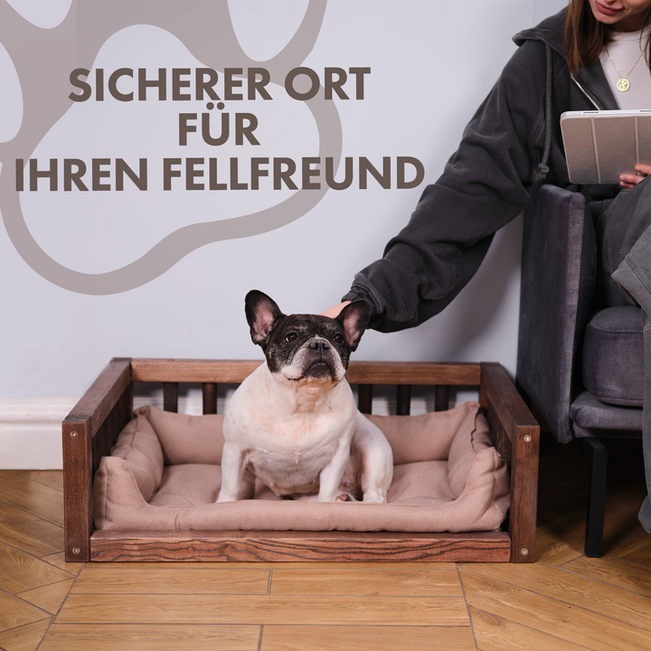 Hundebett aus Holz mit Kissen